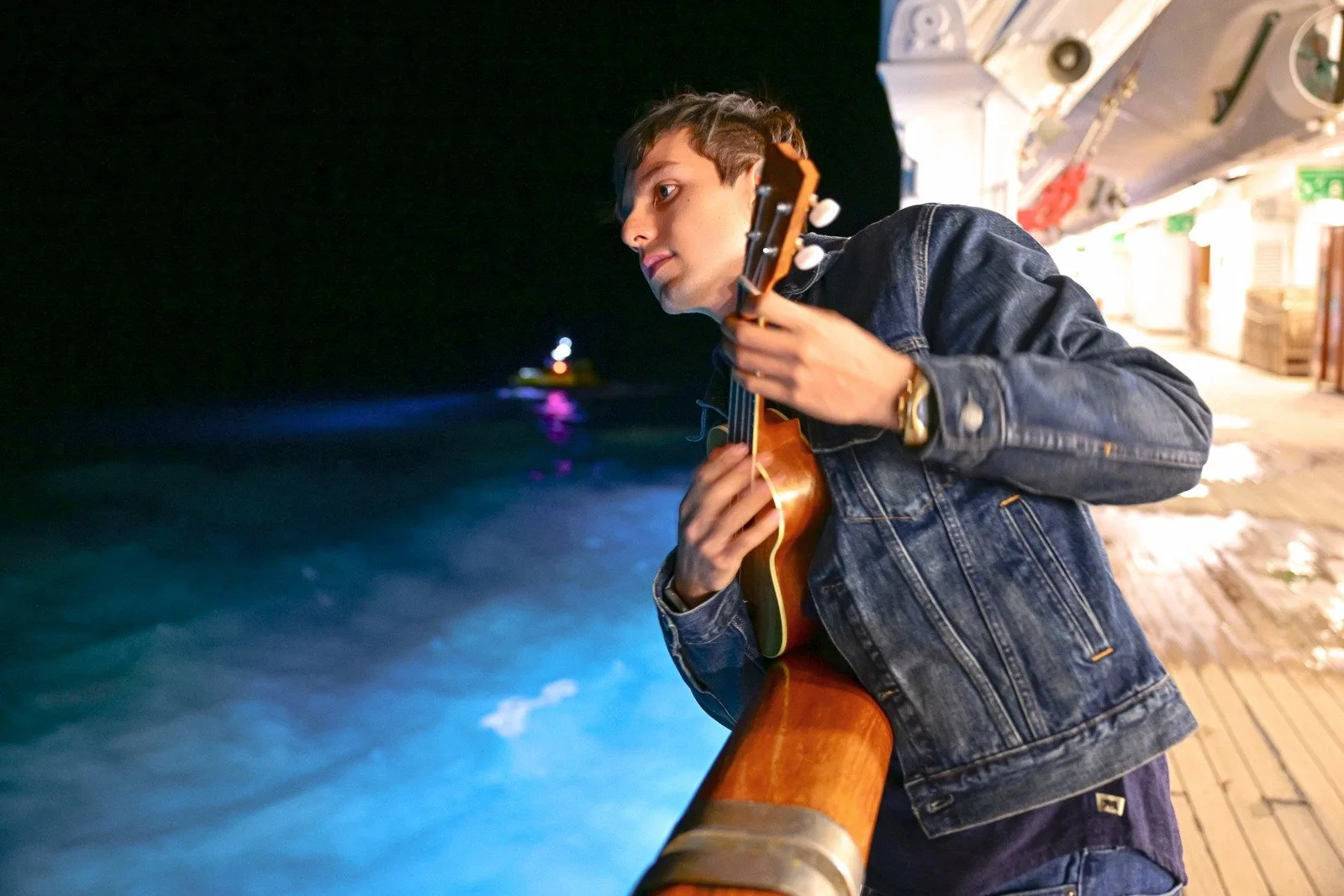 Pablo Marte viajando con un ukelele y con canción en el corazón.